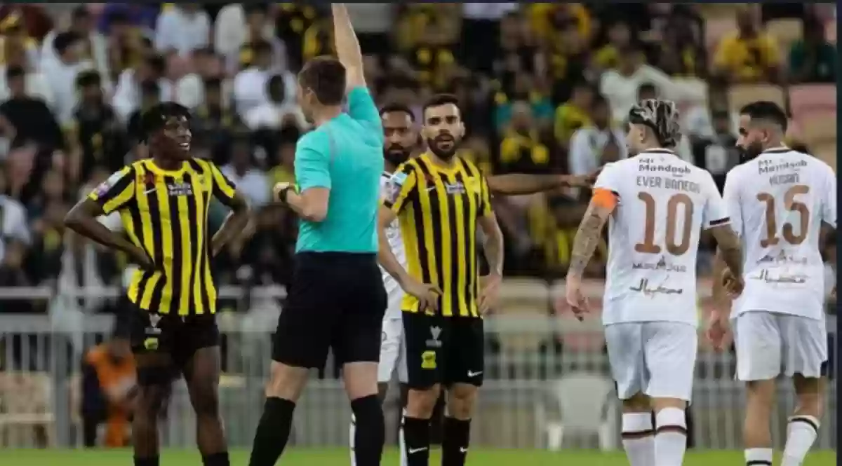 زكريا هوساوي أثناء أخذه كارت أحمر