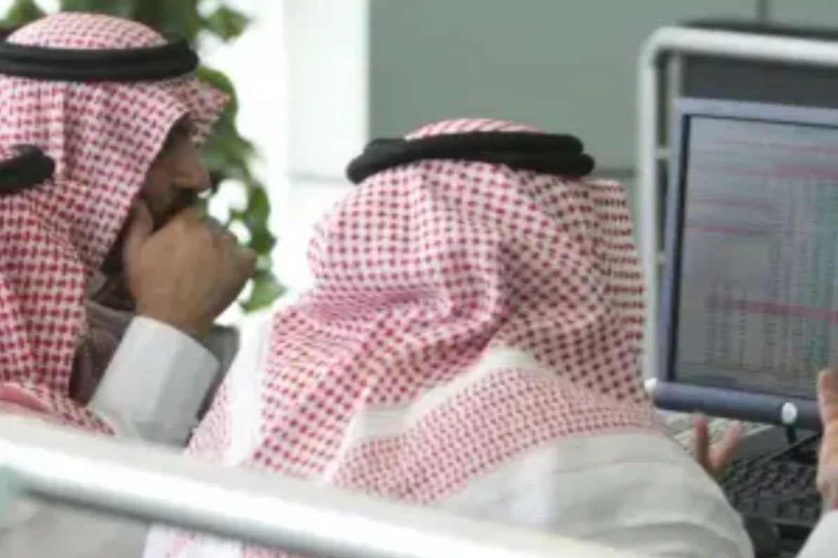 موظف بنك مع عميل
