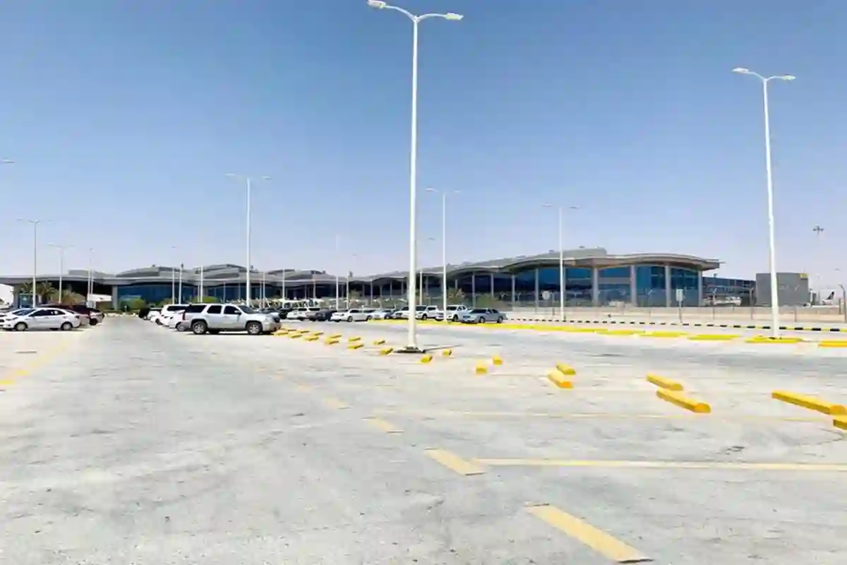 المواقف في مطار الملك خالد 