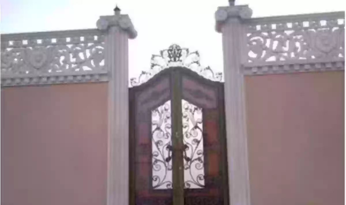 صورة بيت محاط بسور