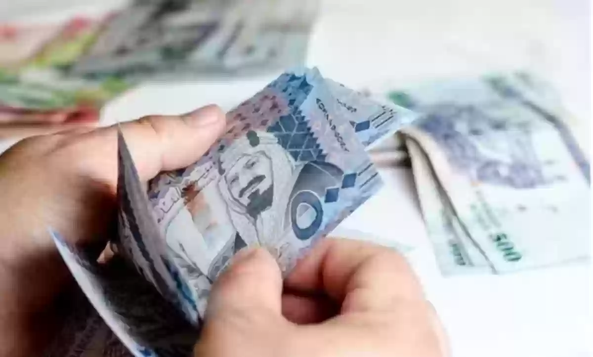 صورة معبرة عن رجل يمسك بمعاشه