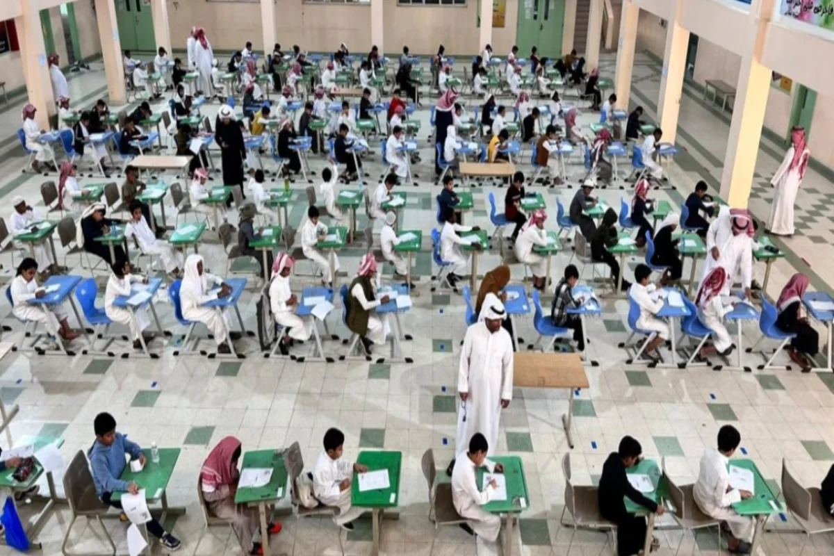طلاب أثناء إجراء الاختبارات 