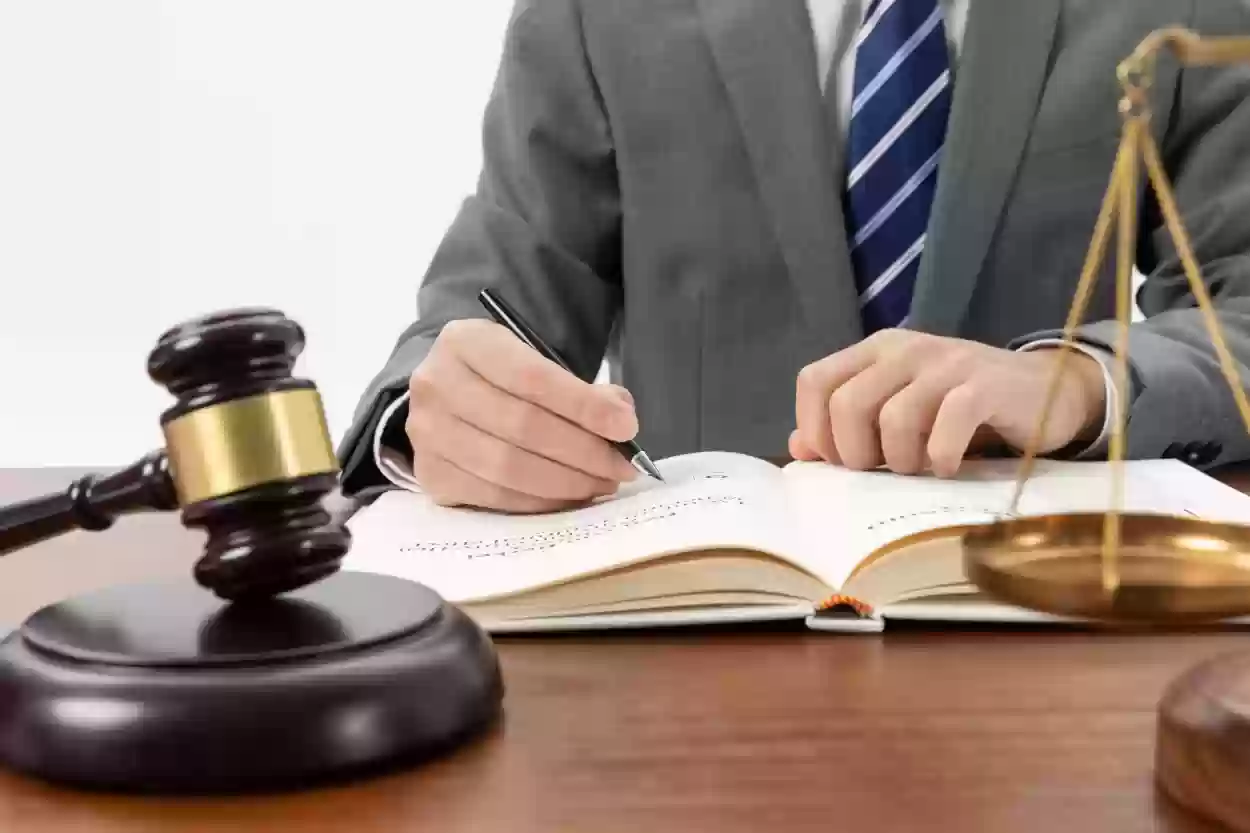 زوجة تتراجع عن قضية خلع وتشهر بمحاميه