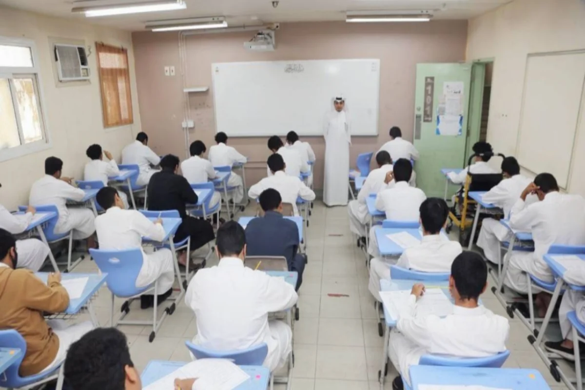 طلاب أثناء إجراء الاختبارات
