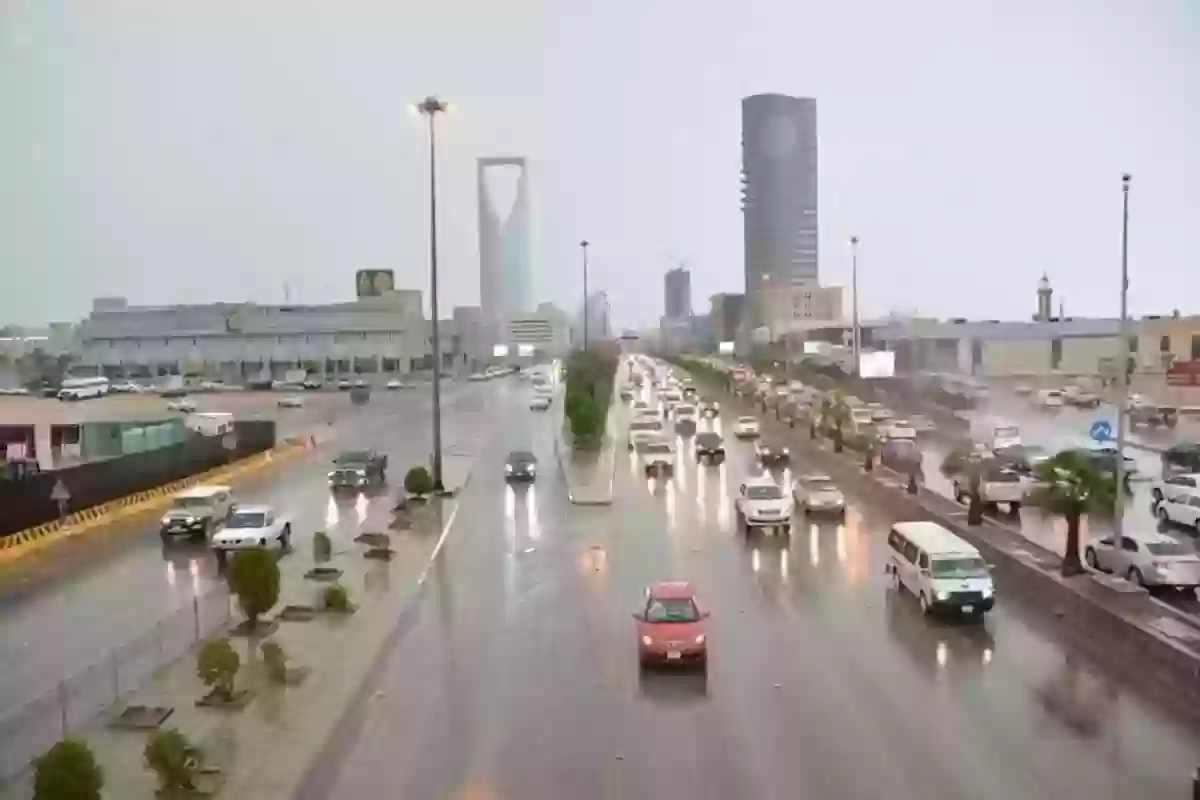 أمطار ورياح قوية تضرب المناطق السعودية وانخفاض كبير في الحرارة