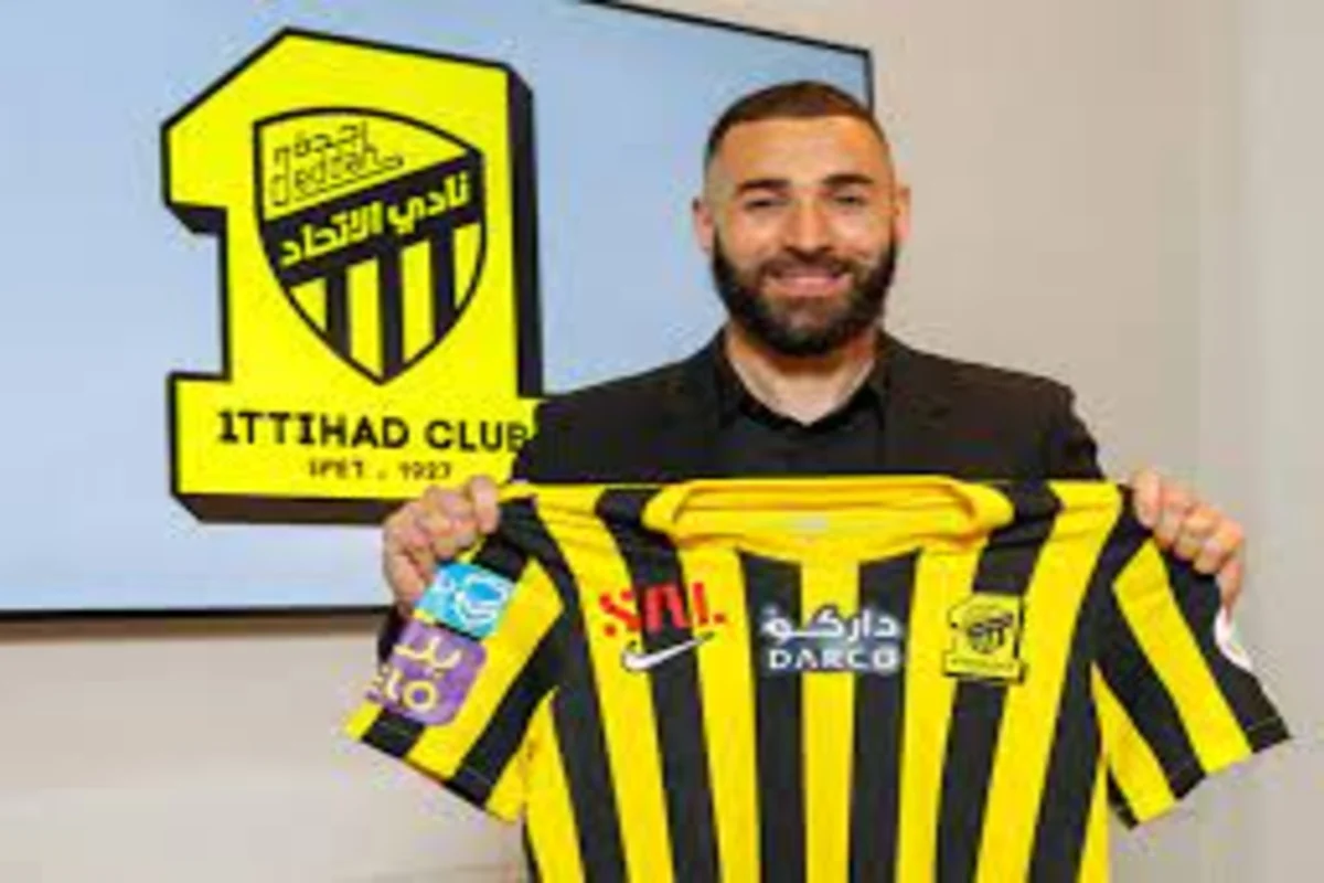 قميص بنزيما مع الاتحاد