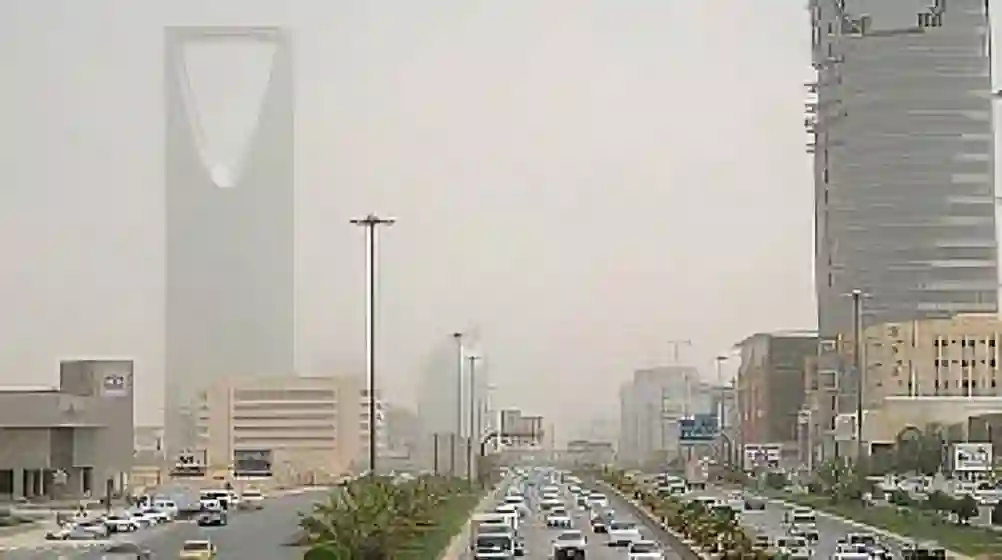 أتربة مثارة تضرب منطقة الرياض