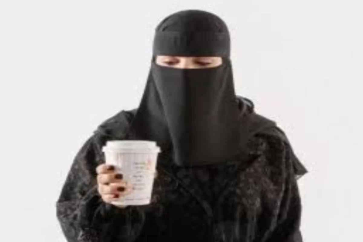 سيدة تشرب فنجان قهوة