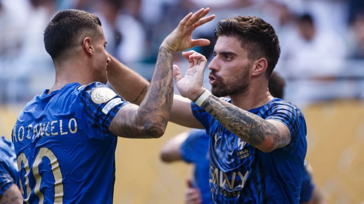 قرار غامض داخل الهلال