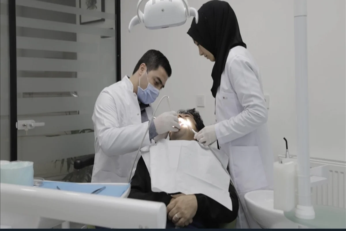 صورة طبيب اسنان خلال معالجة مريض