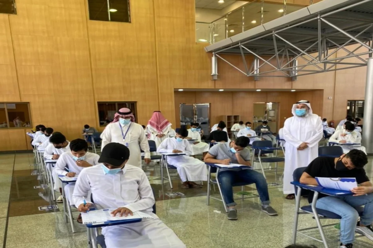 طلاب أثناء إجراء الاختبارات 