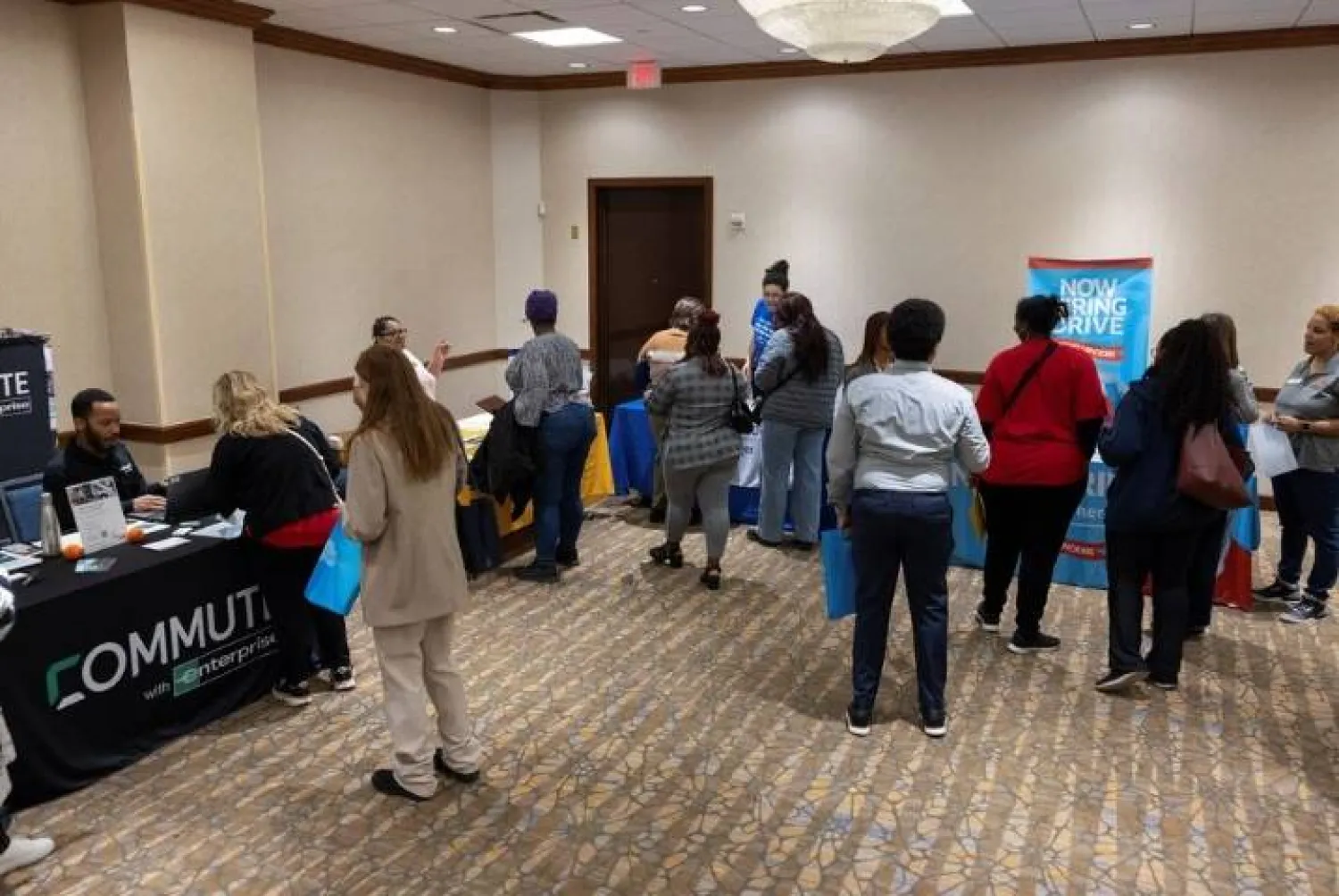 الحكومة تصدر قرارات رفع الأجور ومنح دعم البطالة للموظفين