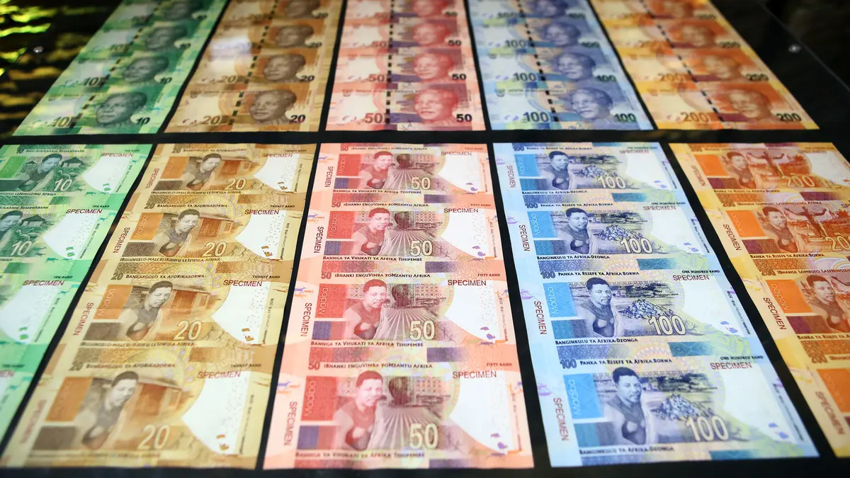وقف ناقديين رياضيين معروفين عن العمل وتغريمهم بمبلغ مالي كبير