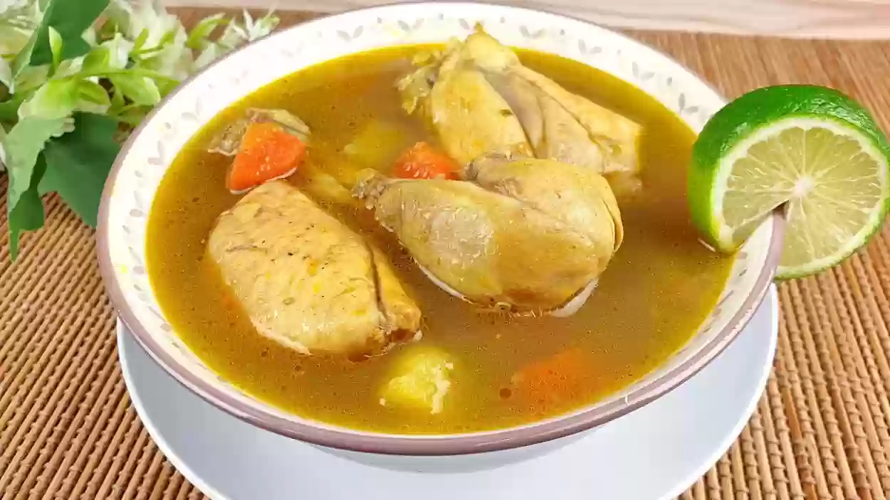 مختص يحذر من تناول مرق الدجاج ويكشف عن مدى خطورتها