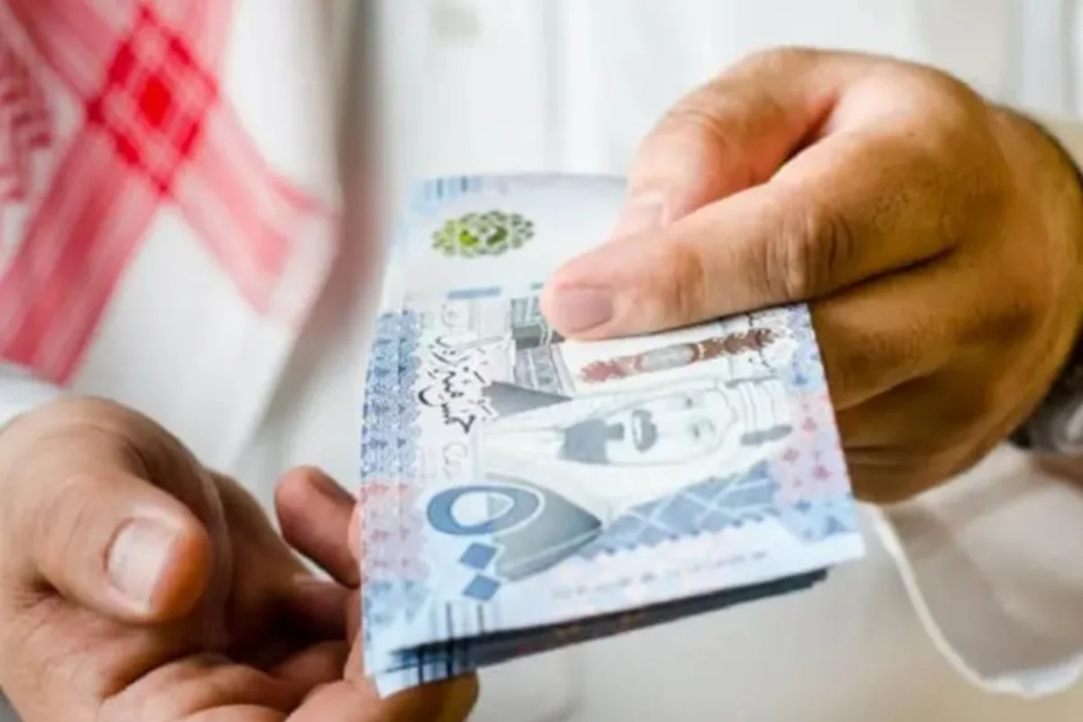 موظف يمسك بمرتبه