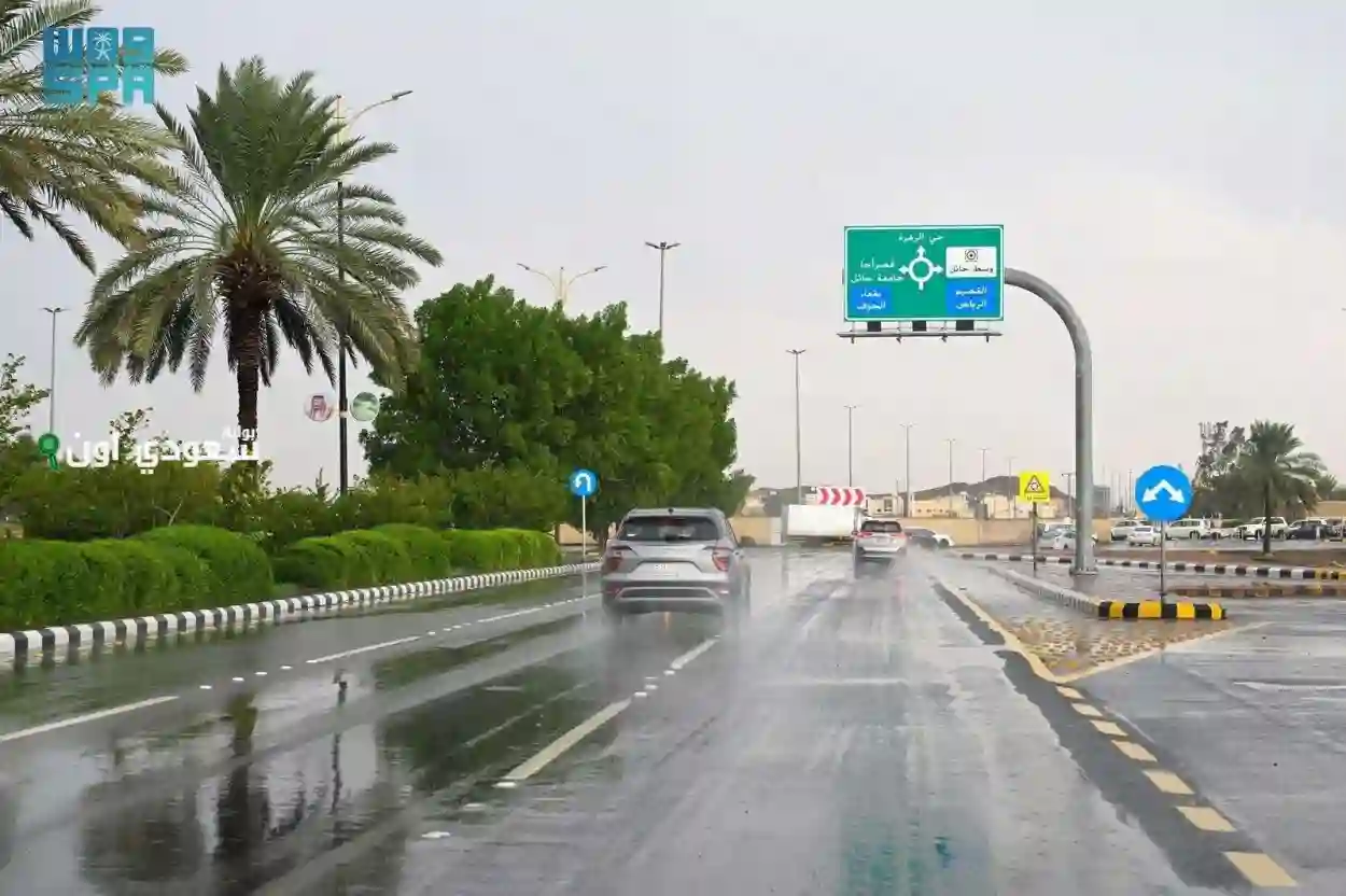 مشهد فني للصحراء السعودية مع الشمس مشرقة والسحب المتفرقة وجبال في الأفق
