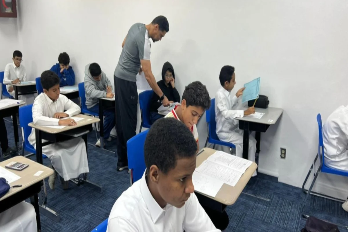طلاب أثناء إجراء الاختبارات 