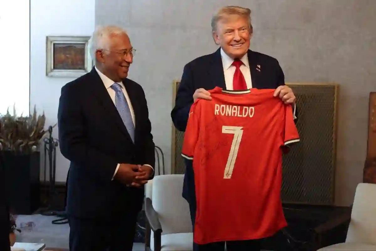 كريستيانو رونالدو يهدي ترامب قميصه 