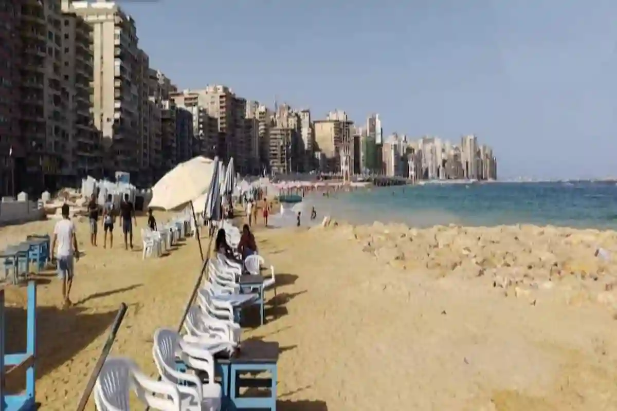 رايات خضراء وصفراء على شواطئ الإسكندرية مع إقبال متوسط للمصطافين
