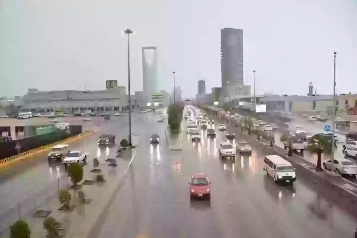 أمطار رعدية متوسطة تضرب تلك المناطق السعودية وتحذيرات من الرياح