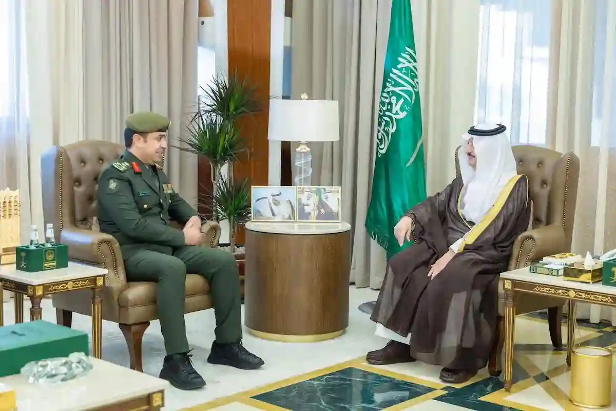 نائب أمير المنطقة الشرقية يشيد بتطور الخدمات الرقمية في جوازات المنطقة