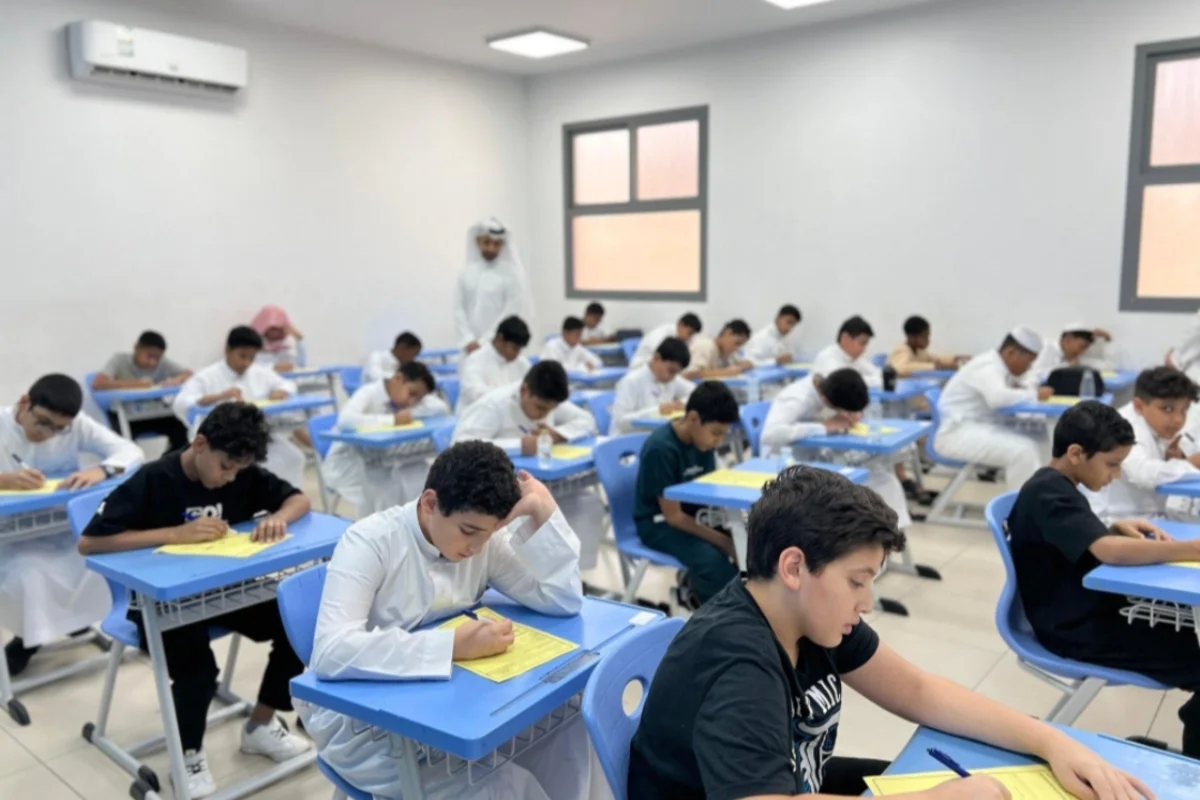 طلاب أثناء إجراء الاختبارات 