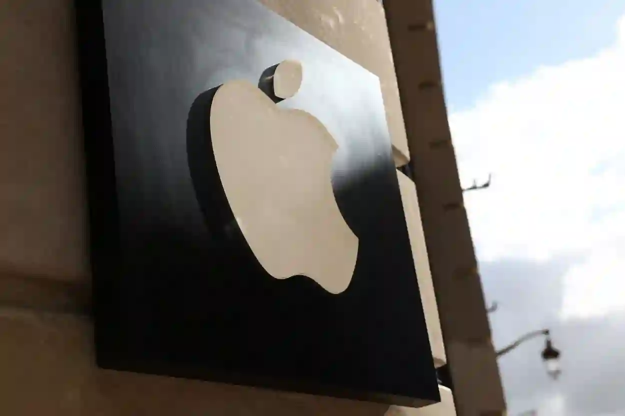 آبل تستجيب للمستخدمين وتعيد ضبط ميزة الزجاج السائل في تحديث iOS 26.1