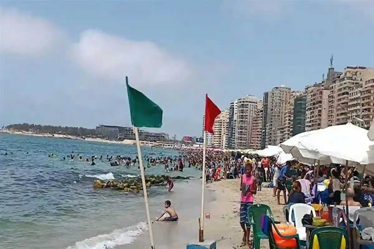 تعرف على ألوان الرايات وحالة البحر قبل الذهاب للشاطئ بالإسكندرية