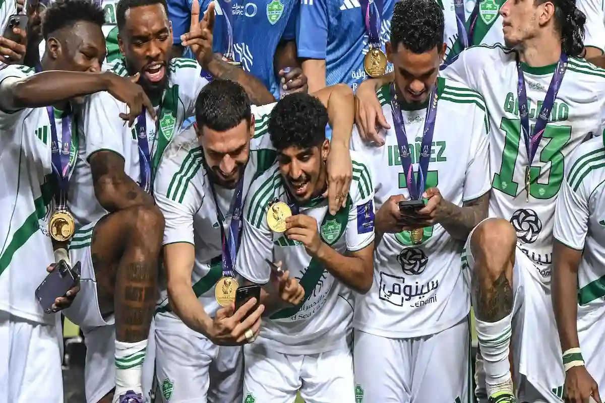 هل سحب لقب السوبر السعودي من الأهلي يهدد بطولة الموسم؟ تحليل الخبراء القانونيين