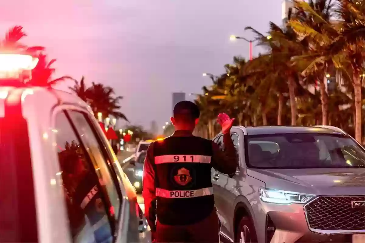 الأمن العام يعلن غرامة بأكثر من 1000 ريال على النزول من المركبات أثناء السير