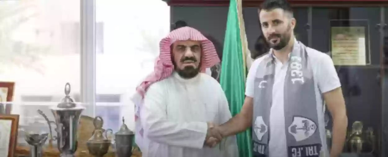 كريسمير ريزيتش وتركي الضبعان أثناء توقيع العقد