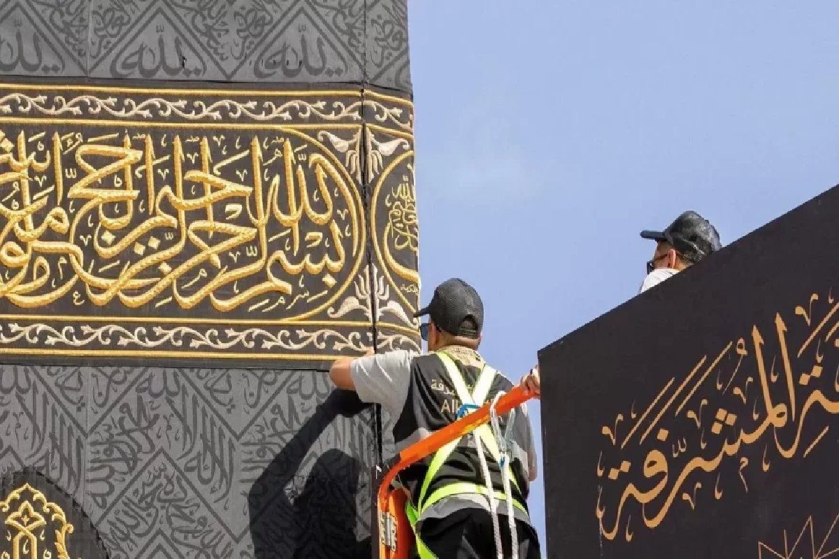 تغيير كسوة الكعبة المشرفة.