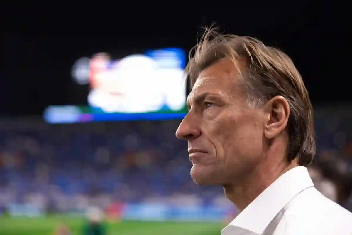  العنزي يوجه انتقادات لاذعة إلى مدرب منتخب السعودية رينارد