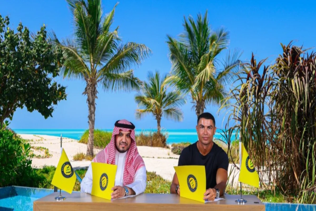 رونالدو  أثناء توقيع العقد 