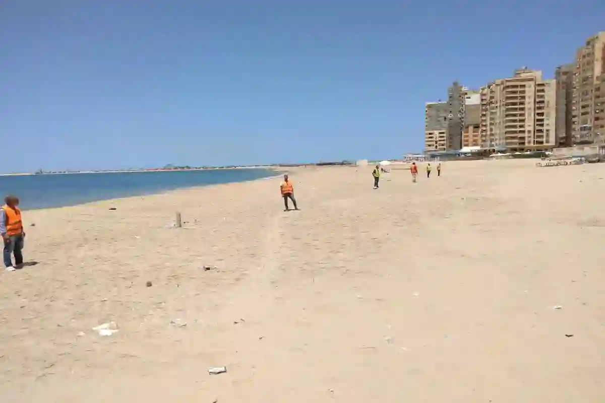الإسكندرية تعلن إعادة فتح الشواطئ مع رفع الراية الحمراء وتحذيرات السلامة للمصطافين