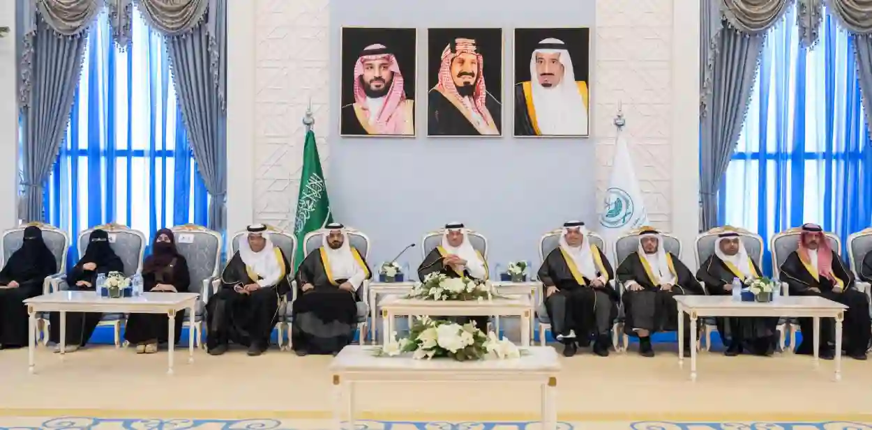 محافظ الأحساء يكرم المدارس المتميزة في برنامج تميز والتقويم المدرسي