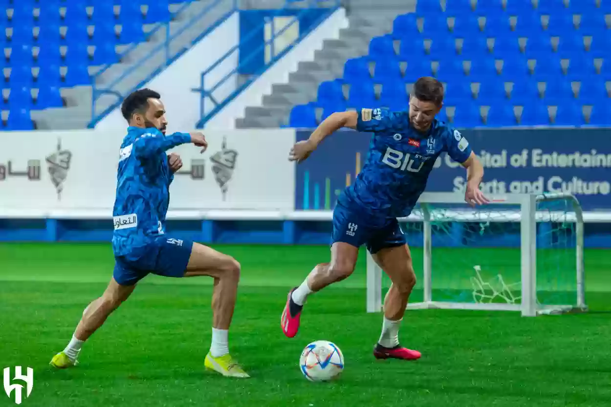 نجم وسط ملعب الأخضر ينتظم في تدريبات الهلال بعد تعافيه