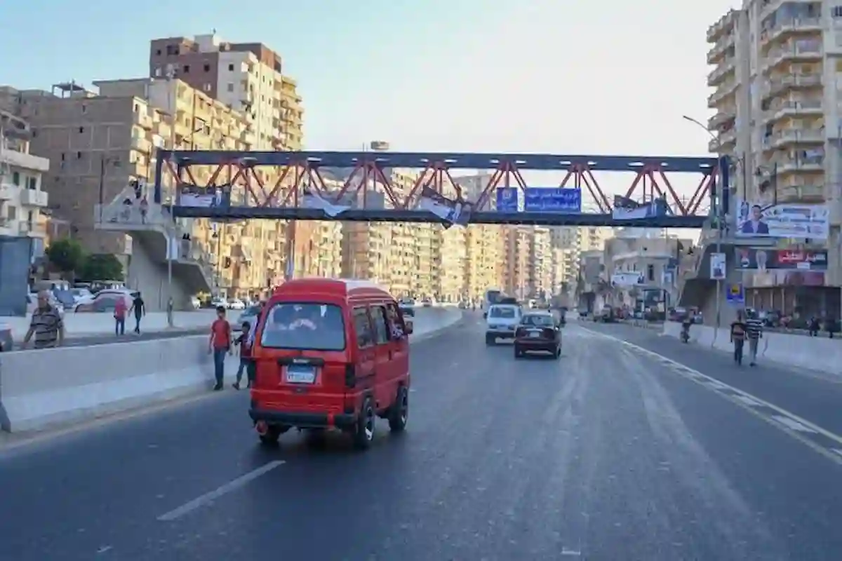 خفض السرعة وإنشاء إشارات جديدة على طريق المحمودية بالإسكندرية لتعزيز السلامة المرورية
